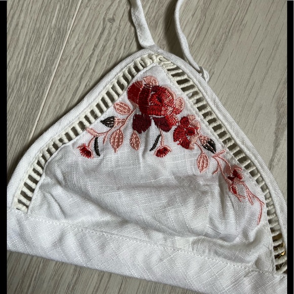 LF white embroidered bra top. Size medium. - Picture 2 of 4